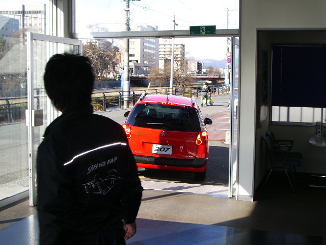 ショールームの車両入れ替え