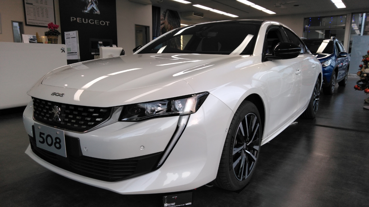青と白の展示車。