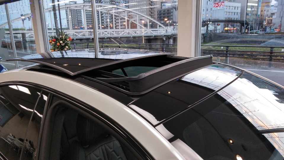 青と白の展示車。