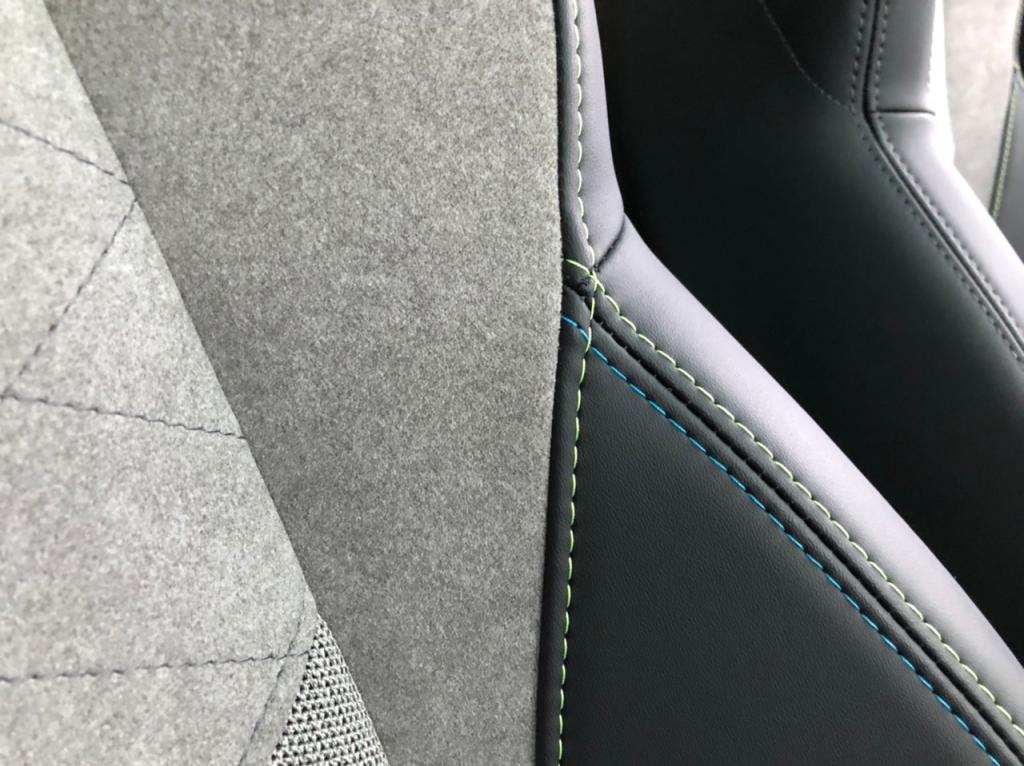 感触で確かめる