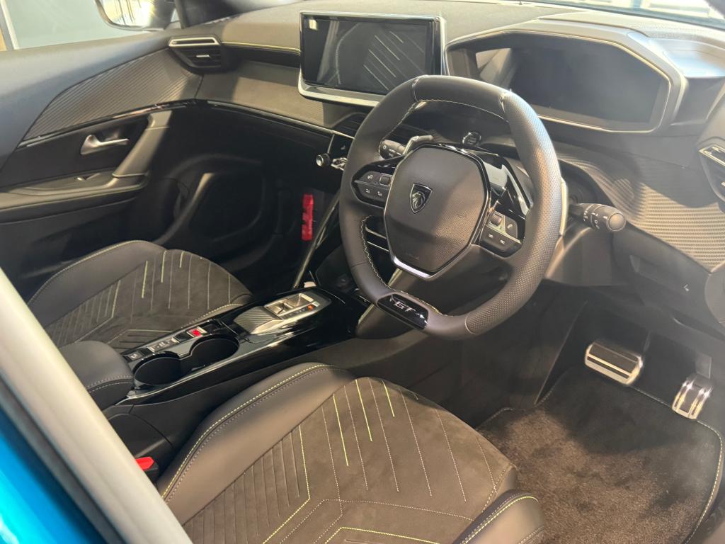 「PEUGEOT 2008 GT Hybrid」デビューフェア開催