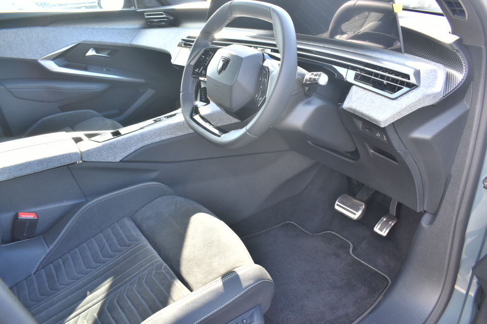 認定中古車【NEW3008GT HYBRID】入荷！